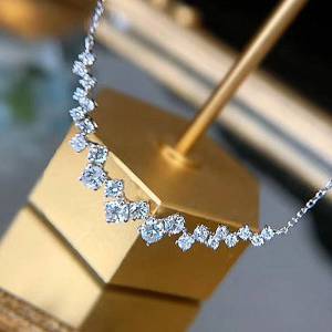 Vòng Cổ Thanh Lịch Dành Cho Nữ Hiện Đại Của Huitan Với Đá Cubic Zirconia Lấp Lánh Trang Sức Đa Năng Dành Cho Các Bữa Tiệc Và Trang Phục Hàng Ngày Mặt Dây Chuyền Hình Học Hợp Thời Trang