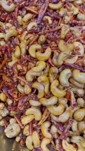 1 ฟรี 1 [พริกทอด + เม็ดมะม่วงหิมพานต์] 400g ฟรี 100g เกรด A เม็ดใหญ่ พร้อมทาน อร่อยถูกปาก รสต้นตำรับ (เลือกขนาดก่อนสั่งทุกครั้ง) crispy chilli Fried chili ขนม พริกทอดกรอบ พริกกรอบ พริกทอดกรอบ เม็ดมะม่วง เม็ดมะม่วงหิม พริกทอดกรอคลูกเม็ด 400g แบบ 100g ฟรี 1 ฟรี 1