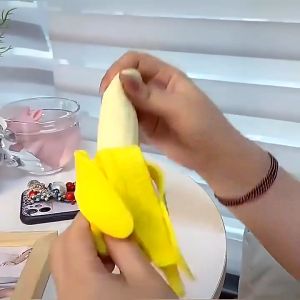 Mainan Pisang Getah Realistik Main Picit Stress Budak Anti Bosan Mainan Lawak Sekolah Boleh Picit Squeeze Banana Peel Toy Vent Decompression Banana Spoof Tricky Boring Toys 仿真香蕉捏捏乐发泄香蕉儿童玩具恶搞整蛊解压香蕉上课无聊玩具 E418