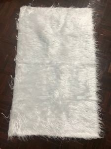 ผ้าขนมิ้งค์ ฟรุ้งฟริ้ง สีขาว 75x45cm ราคา120บาท ขนาด ไม่เย็บขอบ ขนยาว35มม.