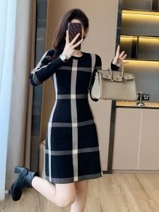 French Knitted A-Line Dress Rose Assassin Elegant Petite Style Winter Collection for Women over 35 Years Old