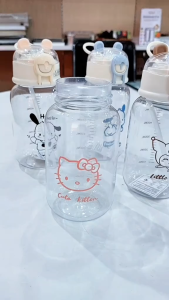 กระบอกน้ำใสลายการ์ตูน 600 ml ฝาเปิด/ปิด แบบกดล็อก มีซิลกันรั่ว มีขีดบอกปริมาณน้ำ มาพร้อมหูหิ้ว พกไปได้ทุกที่ พร้อมส่งTH