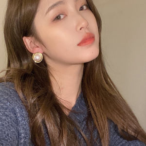 French Vintage Pearl Shell Bead Earrings: A Luxurious & Versatile Fashion Accessory