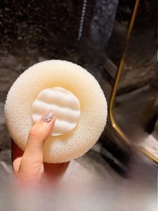 ลูกบอลอาบน้ำแบบมีช่องรูปร่างทรงสามมิติ Sinmire ลูกบอลอาบน้ำที่ไม่ยุบได้ ทำความสะอาดร่างกาย ขจัดสิ่งสกปรก ผลิตจากวัสดุ PP