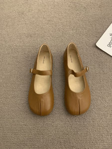 รองเท้าส้นแบน Mary Janes สีแดงสไตล์นางฟ้าทรงหัวมนสไตล์ย้อนยุคแบบสวมหัวแบนรองเท้าแฟชั่นสำหรับผู้หญิงในชีวิตประจำวัน