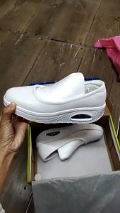 ร้านค้าส่งไว สินค้าพร้อมส่งจากไทย รองเท้าคัชชูหนังนิ่ม ถนอมเท้า เพื่อสุขภาพ รองเท้าใส่ทำงาน ทรงสวย สุภาพ น้ำหนักเบา เดินสบาย ลดความปวดเมื่อย รองเท้าสีขาว รองเท้าสีดำ รองเท้าพยาบาลนุ่มๆ ถ่ายจากสินค้าจริง เหมือนแบบเป๊ะๆ