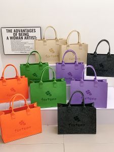 กระเป๋าผ้าสักหลาดสีแดง กระเป๋าของขวัญมือถือเรียบง่ายหรูหรา โลโก้ที่ปรับแต่งได้ เหมาะสําหรับการใช้งานประจําวัน เหมาะสําหรับหญิงสาวและวัยกลางคน