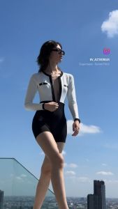 SS2024 BLACK & WHITE SHORTIE ชุดว่ายน้ำ ขาสั้นแขนยาว มีฟองน้ำในตัวผ้าหนา กัน UV UPF 50+