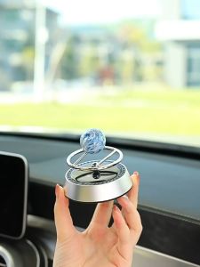 Trang trí taplo Ô tô Bộ decor Sao Hỏa Trái Đất xoay quanh Hành Tinh chạy bằng năng lượng mặt trời tặng kèm tinh dầu thơm