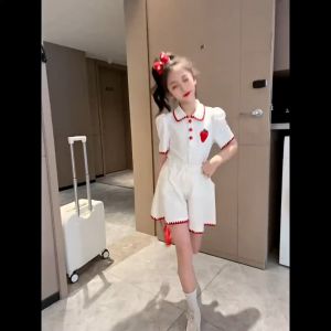 ชุดลำลองเด็กผู้หญิง เสื้อคอปกโปโลสาวน้อยพิมพ์ลายสตรอเบอร์รี่ ชุดกางเกงขาสั้นลำลองแขนสั้น + กางเกงกีฬาสำหรับเด็กขนาดกลางและขนาดใหญ่