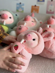 ToyVille ตุ๊กตาหมู หมอนตุ๊กตานุ่ม ของขวัญวันเกิด ของเล่นสําหรับเด็ก 25 ซม หมูน่ารัก ของเล่นตุ๊กตา มีหมวก