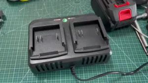 ที่ชาท แบตเครื่องมือช่างไร้สาย ที่ชาร์จ 21V ที่ชาร์จ แบตเครื่องมือไร้สาย Lithium-ion Battery 21v.ที่ชาร์จแบตเตอรี่เครื่องมือทางไฟฟ้า ที่ชาทแบตทรง for makita