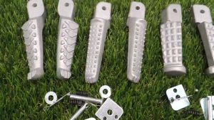 พักเท้าหลังมิเนียม หัวค้อน/พักเท้าจระเข้ คันสตาร์ทเวฟ100s พักเท้าหลัง สำหรับ Wave ทุกรุ่น ลายจระเข้ อะลูมิเนียม