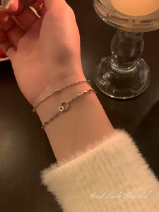 Gelang wanita dengan desain tumpuk dua lapis yang saling terkait modis dan unik