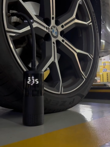 Multi-functional in-car wireless vacuum cleaner and outdoor portable smart air pump Pembersih vakum pelbagai fungsi 多功能5合1充气泵