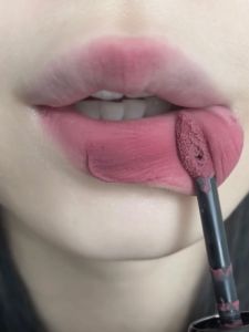 สีนู้ด ลิปสติก Clay ความอิ่มตัวต่ําสีธรรมชาติให้ความชุ่มชื้นยาวนานไม่เหนียวเหนอะหนะสําหรับโทนสีผิวสีเหลืองสดใสราคาไม่แพง