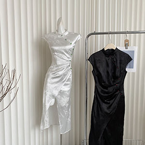 ชุดเดรสสีขาวสไตล์จีนแบบใหม่ที่ปรับปรุงใหม่สำหรับฤดูร้อนชุดกี่เพ้าผ่าหน้าลายนูนดูแพงแบบยาว