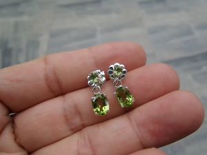 PY Beauty+++ 925 Sterling Silver ต่างหูเงิน กระเป๋าพลิเคชั่น หนึ่งในรายการ ฝังพลอย ฝังพลอยเพริดอท ชุบทองคำขาว สมุด 9.5 กะรัต ให้ความสวยคู่มือ ราคาที่บ้าน