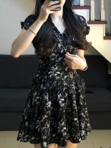 ชุดเดรสผ้าชีฟองแขนสั้นคอวีลายดอกไม้สำหรับผู้หญิงในฤดูร้อน ชุดกระโปรงทรงเอเอวสูง แขนพอง กระโปรงสั้น ชุดทำงาน