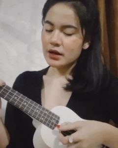 Ukulele Soprano Mandalika White UKV2-21 WH Include Softcase Senar Cadangan Pick dan Sertifikat Original Produk