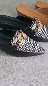 Sandal Mules Wanita Elegan Motif Houndstooth dengan Aksen Logam