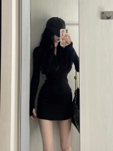 ชุดเดรสยาวคลุมเข่าคอวีแขนยาวถักสีดำ กระโปรงทรงเอเอวสูง ผ้าถัก ฤดูใบไม้ร่วง 2024 ใหม่ กระโปรงทรงเอ