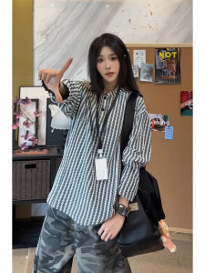 เสื้อฮู้ดแขนยาวทรงหลวมสไตล์อเมริกันสำหรับผู้ชาย คอลเลกชั่นฤดูใบไม้ผลิและฤดูใบไม้ร่วง เสื้อเชิ้ตชั้นในลายกระดูกปลา