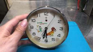 Đồng hồ báo thức Gà trống China xưa chạy chuẩn giờ giấc