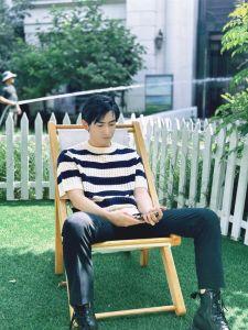 เสื้อยืดคอกลมแขนสั้นถักลายทางสไตล์เกาหลีสำหรับผู้ชายในช่วงฤดูร้อน เสื้อเชิ้ตแฟชั่นระดับไฮเอนด์