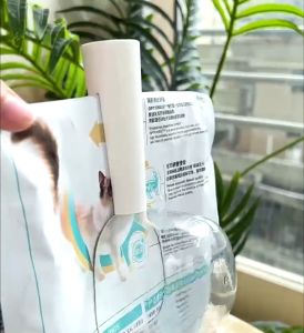 Premium Pet Spoon with Handle Bag Holder Design For Cat Dog Food Sudu Makanan Kucing Anjing Feeders Scoop Sudu Makanan Kibble Kucing Dan Anjing Sudu Hook Kibble Plastic Bag Scooper Pet