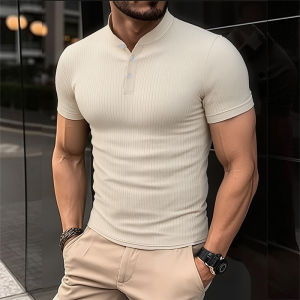 เสื้อโปโลผู้ชายฤดูร้อนปี 2025 แขนสั้น 2 ช่วง ผ้าระบายอากาศ สวมใส่สบาย มีกระเป๋า สีพื้น ติดกระดุม