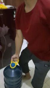 Pengangkat Galon Air Alat Bantu Angkat gallon holder pegangan Aqua