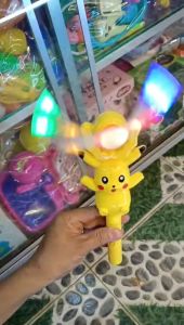 Đồ chơi Cây quay Pikachu: Có đèn led phát sáng có nhạc hát vui nhộn đầu que có thể bẻ ra trước hoặc sau. Kích thước que: D30 x R18(cm)