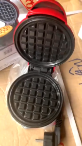 Máy Nướng Bánh Dash Màu Đỏ Sử Dụng Điện Năng Khay Chống Dính Giúp Làm Bánh Thơm Ngon Máy Làm Bánh Hình Thú Máy Làm Bánh Đa Năng