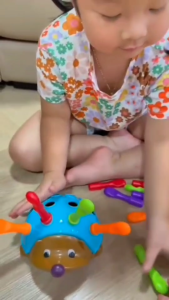 เม่นน้อย ของเล่นมอนเตสซอรี่ พัฒนากล้ามเนื้อมัดเล็ก เรียนรู้สี ฝึกการทำงานระหว่างมือกับสายตาให้ประสานสัมพันธ์กัน