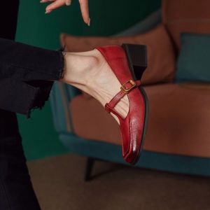 รองเท้าส้นหนา Mary Jane สไตล์ฝรั่งเศสย้อนยุค หนังนิ่ม สีแดง หัวเหลี่ยม สำหรับใส่ไปทำงาน ฤดูใบไม้ร่วง รองเท้าส้นเดี่ยว