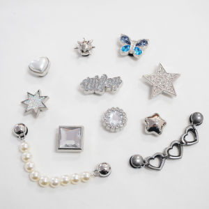 หัวเข็มขัดโลหะสีเงิน DIY สำหรับรองเท้า Crocs/Cross ชุดอุปกรณ์เสริม 11 ชิ้น สำหรับฤดูร้อนปี 2024 ผลิตจากจีน