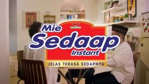 Mie Sedaap Instant Kari Spesial & Ayam Special: 1 DUS ISI 40 PCS\\n\\n Apa Itu Mie Sedaap Instant Kari Spesial & Ayam Special?\\n\\nMie Sedaap Instant Kari Spesial dan Mie Sedaap Ayam Special merupakan produk makanan cepat saji yang populer di Indonesia. Produk ini tersedia dalam kemasan 76 g dan 66 g, dengan isi 40 pcs per dusnya. Mie Sedaap Instant Kari Spesial dan Mie Sedaap Ayam Special memiliki cita rasa yang lezat dan mudah disiapkan, menjadikan mereka pilihan yang sempurna bagi mereka yang mencari makanan cepat saji yang enak dan praktis.\\n\\n Perbedaan Mie Sedaap 76g & 66g\\n\\nMeskipun keduanya adalah produk Mie Sedaap, ada perbedaan antara Mie Sedaap 76 g dan 66 g. Mie Sedaap 76 g memiliki rasa yang lebih kuat dan lebih banyak bumbu dibandingkan dengan Mie Sedaap 66 g. Mie Sedaap 66 g lebih ringan dan cocok bagi mereka yang mencari makanan cepat saji yang lebih ringan.\\n\\n Keunggulan Mie Sedaap dalam Penjualan E-commerce\\n\\nMie Sedaap telah menjadi salah satu merek makanan cepat saji yang paling populer di Indonesia, dan penjualannya melalui e-commerce semakin meningkat. Beberapa keunggulan dari penjualan Mie Sedaap melalui e-commerce termasuk:\\n\\n- Kemudahan pembelian dan pengiriman langsung ke rumah konsumen\\n- Harga yang kompetitif dan diskon menarik\\n- Variasi produk yang luas, termasuk Mie Sedaap Instant Kari Spesial dan Mie Sedaap Ayam Special\\n\\n Cara Menggunakan Mie Sedaap Instant Kari Spesial & Ayam Special\\n\\nBerikut adalah langkah-langkah untuk membuat Mie Sedaap Instant Kari Spesial dan Mie Sedaap Ayam Special:\\n\\n Langkah-langkah Membuat Mie Sedaap Instant Kari Spesial\\n\\n1. Siapkan air panas secukupnya.\\n2. Masukkan mie dan bumbu Mie Sedaap Instant Kari Spesial ke dalam mangkuk.\\n3. Tuangkan air panas ke dalam mangkuk dan aduk rata.\\n4. Biarkan selama 3-5 menit.\\n5. Angkat dan sajikan.\\n\\n Langkah-langkah Membuat Mie Sedaap Ayam Special\\n\\n1. Siapkan air panas secukupnya.\\n2. Masukkan mie dan bumbu Mie Sedaap Ayam Special ke dalam mangkuk.\\n3. Tuangkan air panas ke dalam mangkuk dan aduk rata.\\n4. Biarkan selama 3-5 menit.\\n5. Angkat dan sajikan.\\n\\n Keunggulan Mie Sedaap dalam Penjualan E-commerce\\n\\nSelain keunggulan penjualan melalui e-commerce yang telah disebutkan sebelumnya, ada beberapa strategi pemasaran Mie Sedaap di e-commerce yang dapat membantu meningkatkan penjualan:\\n\\n- Menyediakan berbagai variasi produk Mie Sedaap, termasuk Mie Sedaap Instant Kari Spesial dan Mie Sedaap Ayam Special\\n- Memberikan diskon menarik dan promo belanja\\n- Mengoptimalkan halaman produk dengan gambar dan deskripsi yang menarik\\n- Membangun hubungan baik dengan pelanggan melalui layanan pelanggan yang baik dan responsif\n}