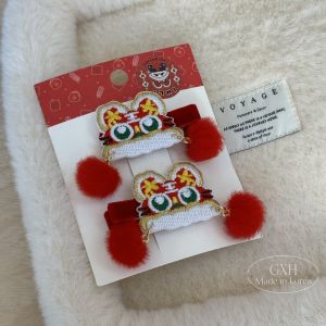 กิ๊บติดผมลายลิงต่างจีนสีแดง ปักลายดอกกุหลาบ รูปผีเสื้อ รูปตัวอักษรฮันฟู่ สำหรับเด็กและเยาวชน สไตล์การแต่งผม