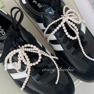 หัวเข็มขัดรองเท้ารูปตัวอักษรสีขาวพร้อมโบว์ผูกเชือกสีทองสำหรับรองเท้าส้นแบนแบบสวมหัวเข็มขัดตกแต่งด้วยลูกปัด