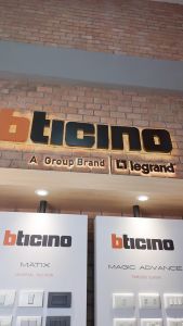 BTicino ชุดสวิตซ์สองทาง มีพรายน้ำ + เต้ารับคู่ พร้อมฝาครอบ 6 ช่อง สีเงิน Matix | Silver | BTiSmart