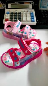 【จะไม่เรืองแสง】รองเท้าแตะเด็กผู้หญิง แฟลช หิมะและน้ำแข็ง เจ้าหญิงการ์ตูน เกล็ดหิมะ