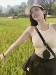 เสื้อกั๊กสายเดี่ยวคอวีรัดคอสำหรับผู้หญิงในช่วงฤดูร้อนพร้อมแผ่นเสริมหน้าอก ดีไซน์หลังสวย ใส่ด้านนอกได้ เสื้อชั้นในแบบสวมใส่ด้านใน เสื้อออกกำลังกาย