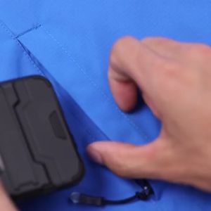 เสื้อแจ็คเก็ตกันลมกันน้ำผู้ชาย สีพื้น มีฮู้ด แขนยาว ซิปด้านหน้า คอปกตั้ง มีกระเป๋าซิป