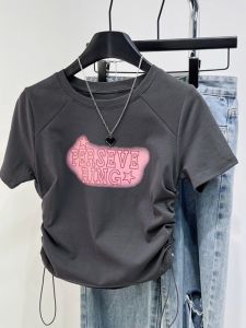 เสื้อยืดแขนสั้นทรงเข้ารูปสไตล์อเมริกันย้อนยุคสำหรับผู้หญิงในช่วงฤดูร้อน เสื้อลำลองที่สวมใส่สบายและมีสไตล์