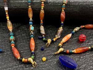 ขายดี‼️‼️‼️ลูกปัดโบราณ 18" ประดับทองเลเซอร์ ไม่ลอก100% พร้อมหัวขุนสำหรับแขวนพระ/จี้[Random Colors.]