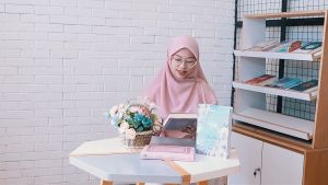 Mushaf Muslimah Al-Quran Azalia SEDANG A5 HC Al-Quran Wanita Perempuan Waqaf Ibtida Tajwid Warna Terjemah Rasm Utsmani Penerbit Syamil Quran