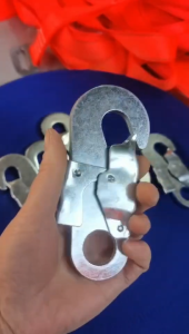 Gantungan Carabiner Safety Hook Heavy Duty Snap Hook With Eyelet For Climbing Sport Keychain