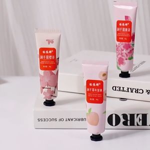 ครีมทามือ สูตรยอดนิยม 30 กรัม เพิ่มความชุ่มชื้น ผิวมือเนียนนุ่มชู้ชู้ กลิ่นหอม กลิ่นผลไม้และดอกไม้