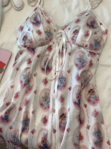 MIMI SHOP ชุดนอนเดรส เดรสสายเดี่ยว เดรสลายน่ารัก 🧸 คอวี ขอบปักดอกไม้น่ารัก M-704